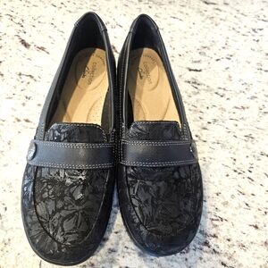Clarks Collection Black Flats Women Size 7 Textured Design Career Office Comfort